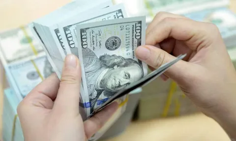 Giá USD ngân hàng xác lập kỷ lục mới