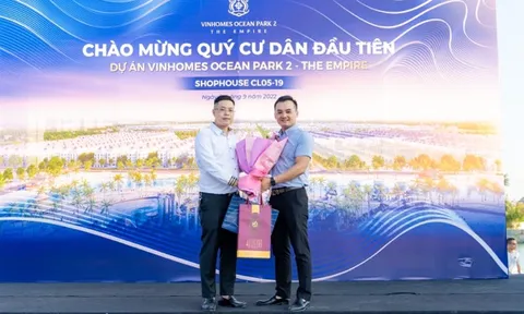 Vinhomes Ocean Park 2 – The Empire bàn giao căn shophouse đầu tiên tới tay khách hàng