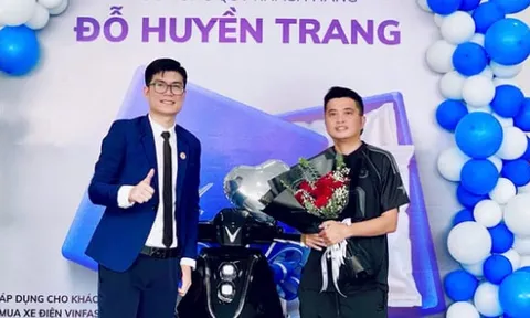 Khách hàng Cà Mau mua VinFast VF 3, bất ngờ trúng thêm xe máy điện Theon S