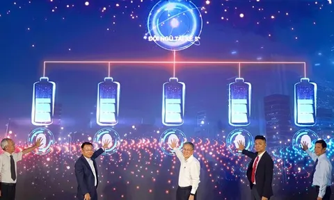 Vinfast hợp tác Ahamove ra mắt dịch vụ vận chuyển hàng hóa