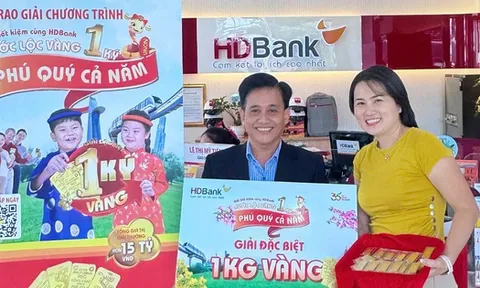 Một nữ khách hàng tại TPHCM rinh ngay 1 ký vàng khi gửi tiết kiệm HDBank