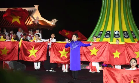 “Lời tri ân – Dòng sông hoa lửa”: Đêm nghệ thuật tái hiện huyền thoại bến phà Long Đại