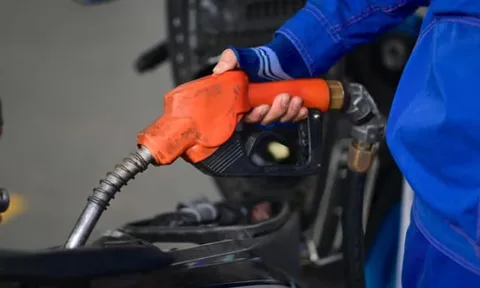 Giá xăng có thể giảm đến 500 đồng/lít