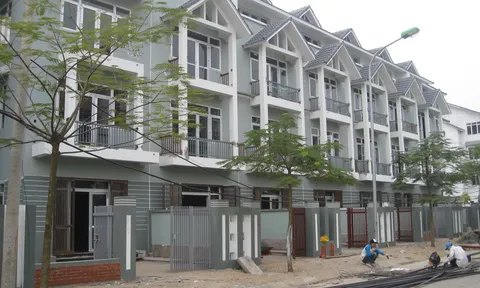 Loạt án hủy niêm yết 'treo lơ lửng' trên đầu doanh nghiệp bất động sản và xây dựng