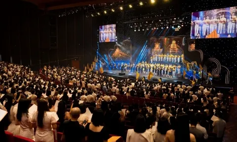 Dàn hợp xướng hơn 3.500 người trong PVcomBank Concert “Hành trình vàng son”