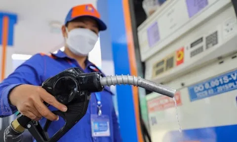 Giá xăng, dầu trong nước có thể giảm mạnh chiều nay