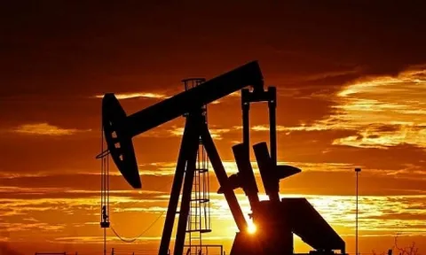Giá dầu tiếp tục lao dốc gần 2%