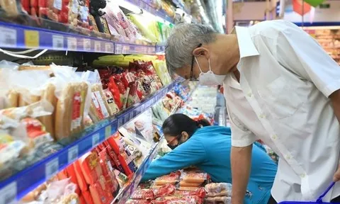 Từ tháng 9, nhiều mặt hàng thiết yếu như gạo, mì ăn liền,... tăng giá