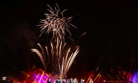 Countdown rực rỡ tại trung tâm mới: Hàng ngàn người hòa nhịp đón năm mới 2023