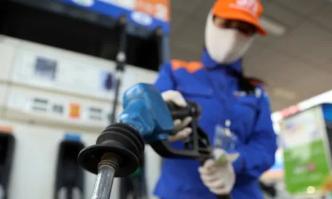 Giá xăng dầu hôm nay 15/10: Quay đầu giảm mạnh
