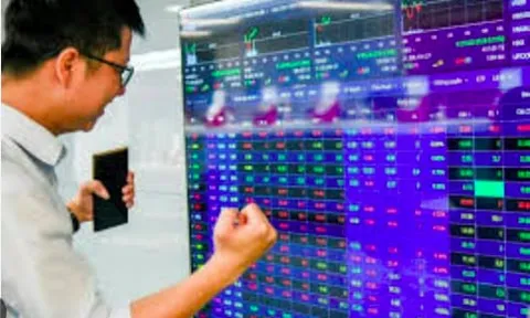 Cổ phiếu bất động sản bứt tốc, VN-Index tăng 8,9 điểm