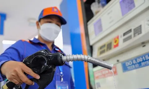 Giá xăng dầu hôm nay 17/10: Trái chiều xăng tăng, dầu giảm