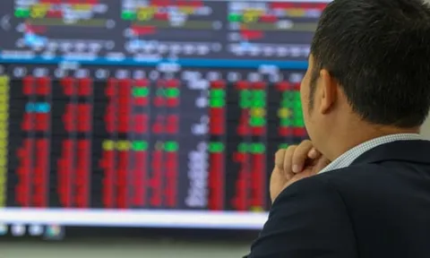 VN-Index lao dốc, giảm hơn 4 điểm