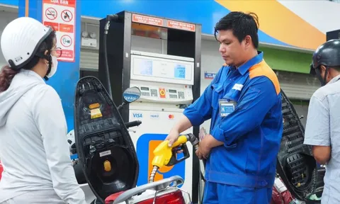 Giá xăng dầu hôm nay 25/10: Xăng dầu đồng loạt giảm