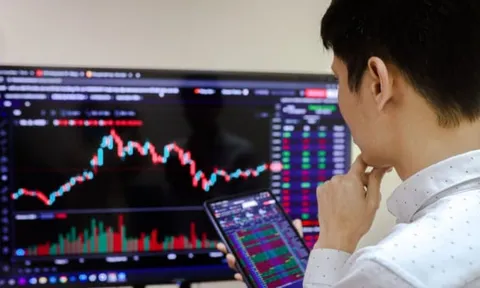 VN-Index lao dốc, giảm hơn 18 điểm
