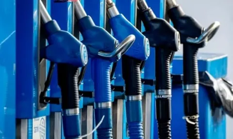 Giá dầu thế giới giảm nhẹ