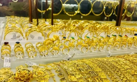 Giá vàng thế giới lao dốc, trong nước giảm nhẹ