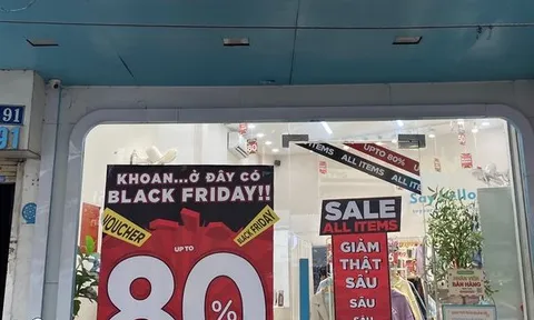 Loạt cửa hàng treo biển giảm giá đến 80% Black Friday nhưng vẫn "ế"