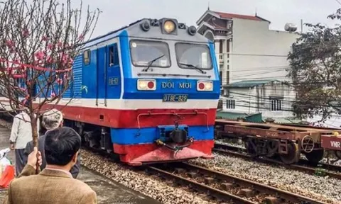 Mua vé tàu Tết trên mạng xã hội: Cẩn thận tiền mất tật mang