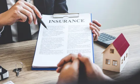 Rủi ro mua bảo hiểm: Hợp đồng khó hiểu, chưa có cơ chế bảo vệ khách hàng