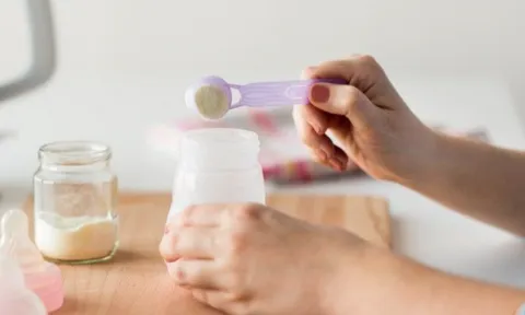 Nghe theo quảng cáo mua sữa bạc triệu 'mong con béo bụ', con vẫn còi dí