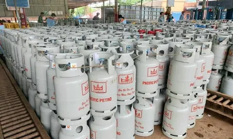 Giá gas tăng thêm 14.000 đồng/bình 12kg