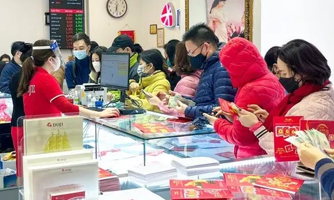 Giá vàng vượt đỉnh, nên mua vào hay bán ra?