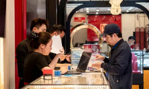 Giá vàng hôm nay 3/12: Quay đầu xuống dốc, xuống dưới 155 triệu/lượng
