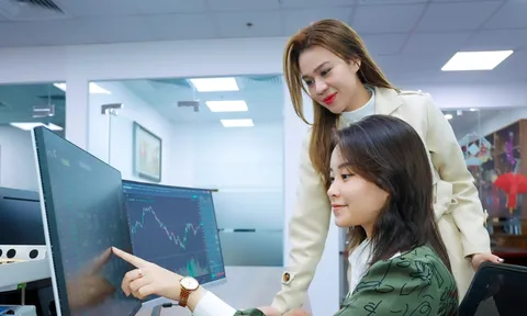 Thông tin 'ông lớn' thoái vốn lập tức đẩy nhiều cổ phiếu lên đỉnh