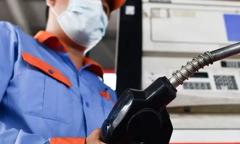 Giá xăng dự kiến giảm tiếp khoảng 1.300-1.500 đồng/lít trong ngày 12/12