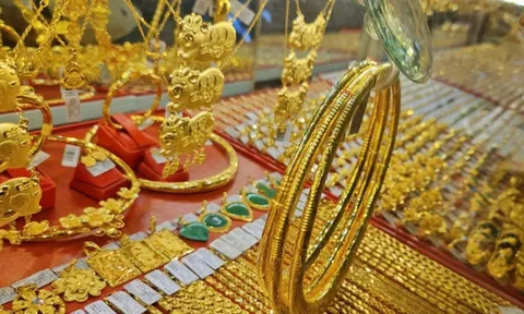 Giá vàng thế giới và trong nước tiếp tục tăng mạnh