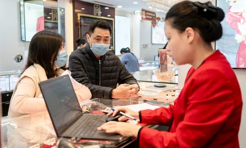 Giá vàng hôm nay 11/12: Tiến sát mốc 155 triệu/lượng