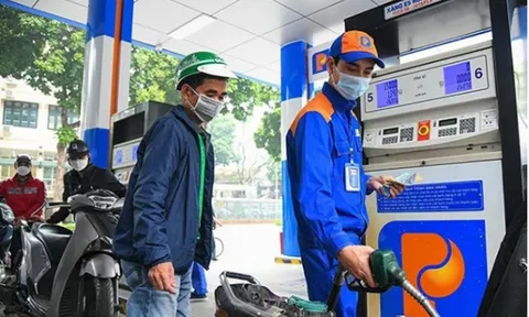 Giá xăng giảm mạnh thứ 4 liên tiếp, xuống thêm gần 1.000 đồng/lít