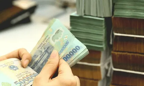 Lãi cao, người dân đổ tiền vào kênh tiết kiệm ngân hàng