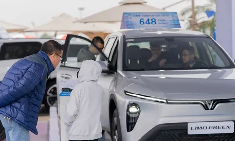 Khách lái thử “MPV của năm” VinFast Limo Green tại Vietnam Mobility Show 2025: “Ngồi lên là thấy đáng tiền”