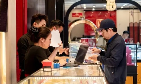Giá vàng hôm nay 31/12: Vàng nhẫn 'bốc hơi' tới gần 5 triệu/lượng